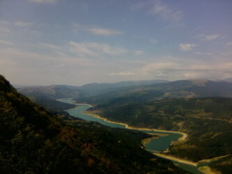 Pogled sa Kozjeg kamena na Zavojsko jezero