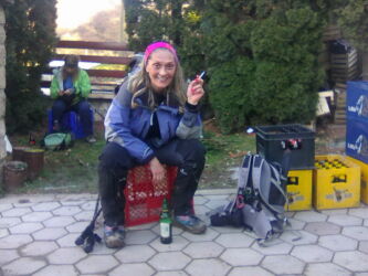 Uspešno popela Mon Blan, Elbrus Akonkagvu, Himalaji.. sada uživa ispred prodavnice...pivo, pljuga...