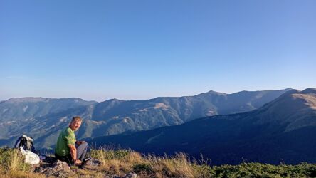 Pogled sa Babinog zuba, usputna tačka drugog dana. Ispred je greben koji smo juče prošli