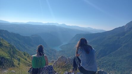 Jedan od vidikovaca iznad Ulobića na Pivsko jezero. Dve najmladje učesnice, Svetlana i Danijela .