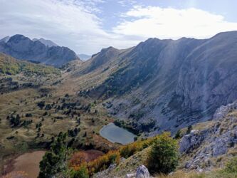 Jezero Gornje bare,sa desesne strane fotografije se vidi greben Tovarnice, Velika i mala pleća i na kraju grebena Planinica. Ispred Volujak i najdalje Maglić.