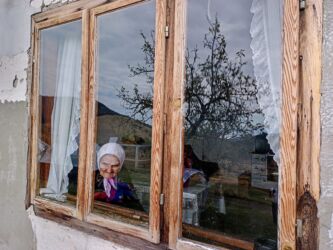 Kuća Lazovića...Baka došla u goste iz Brodareva