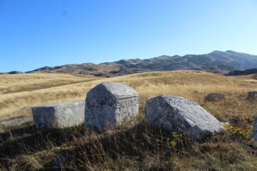 Stećci...na dva i po sata hoda od sela Obalj