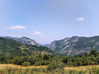 Levo je planina Projić, desno Ožalj...Zajedno čine kanjon Sućeske