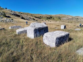 Stećci tipa sanduk i sljemenik, kao kućica...