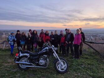 Zajednička fotografijom sa Srdjanom. Ispred nas je njegov motor.Fotografisano iznad Titela na brdu Kalvarija.