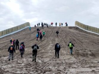 Kroz peščaru prolazi pruga ka Budimpešti, pa je napravljen prelaz kako bi životinje mogle nesmetano da predju sa jedne na drugu stranu peščare...Dobro dodje i ljudima...