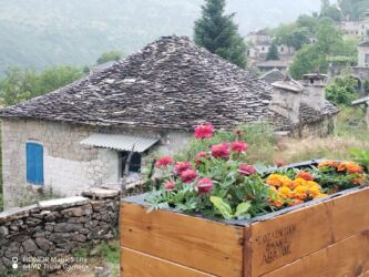 Kameni krovovi...ovaj vid pokrivanja krova je prisutan i u Srbiji...Selo Gostuša na Staroj planini npr...