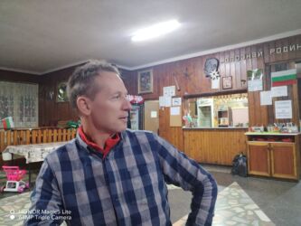 Ristov pozira na moju molbu u hiži Kom koja čuva uspomenu na planinara i pesnika Ivana Vazova... Vazovljev lik je na zidu planinarskog doma u kojem smo spavali.